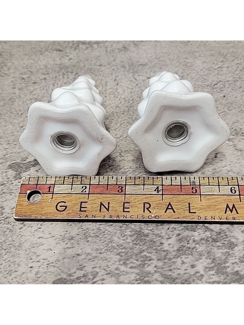 Ceramic Christmas Tree Salt & Pepper shakers - Picture 4 of 5